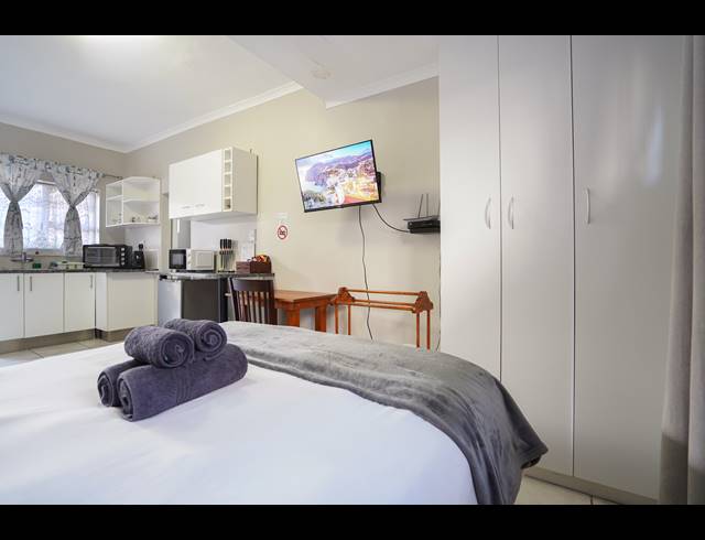 8 BEDROOM GUEST HOUSE FOR SALE IN MELKBOSSTRAND CENTRAL